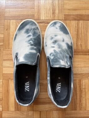 Zara Men’s Blue and White Tie-Dye Slip-On Loafers